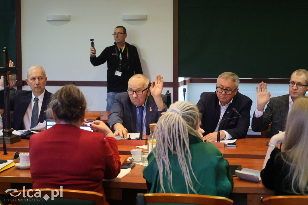 Symboliczne gesty podczas sesji rady miejskiej