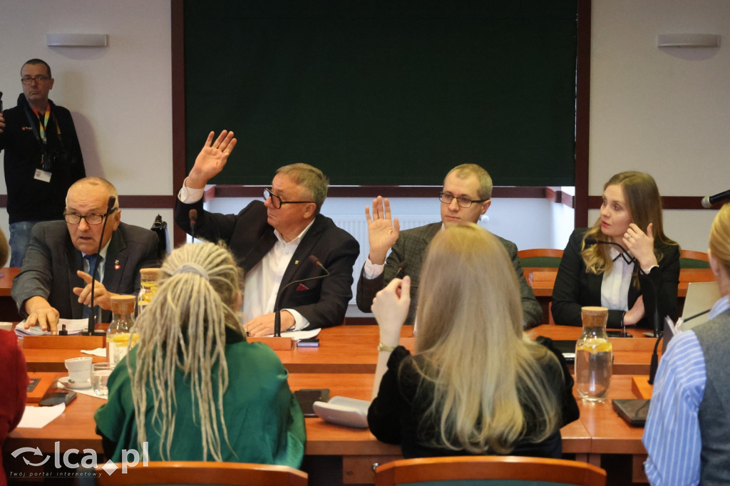 Symboliczne gesty podczas sesji rady miejskiej