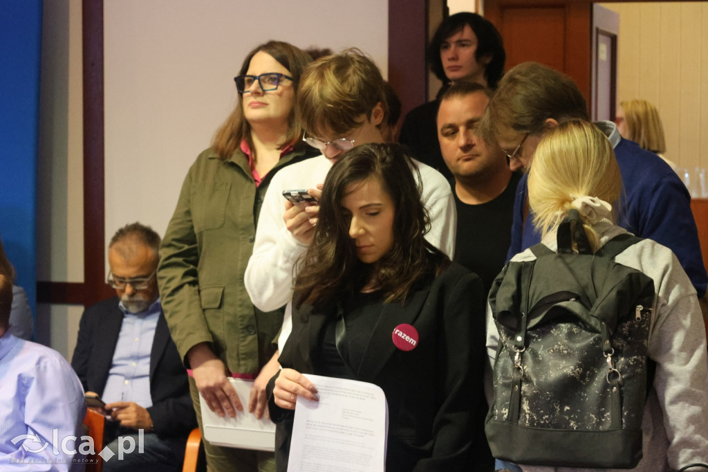 Symboliczne gesty podczas sesji rady miejskiej