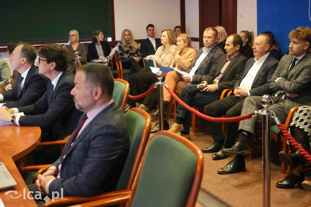 Symboliczne gesty podczas sesji rady miejskiej