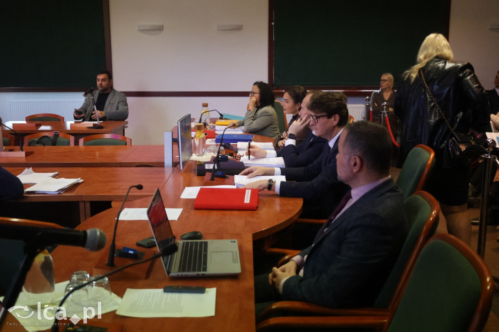 Symboliczne gesty podczas sesji rady miejskiej