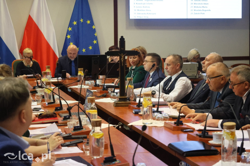 Symboliczne gesty podczas sesji rady miejskiej