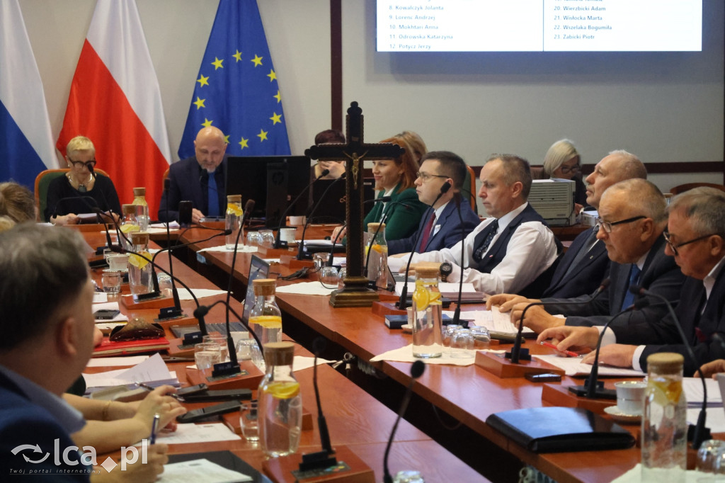 Symboliczne gesty podczas sesji rady miejskiej