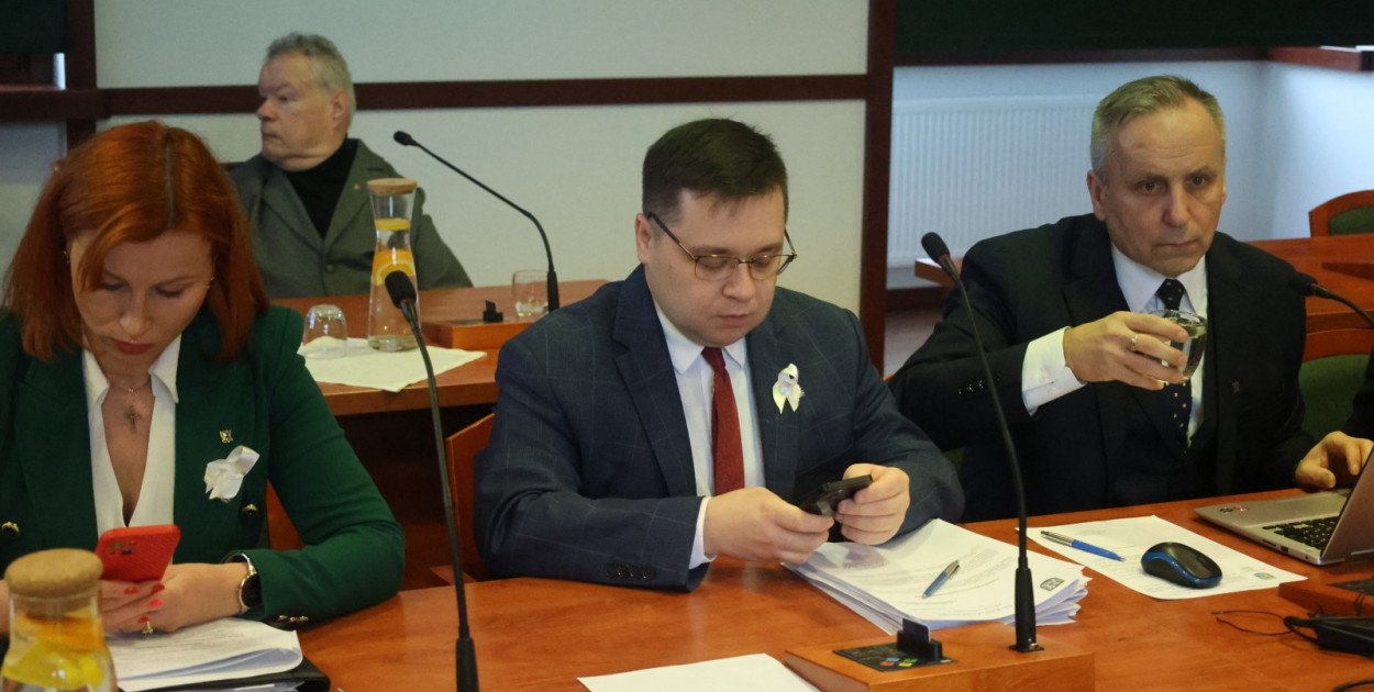 Symboliczne gesty podczas sesji rady miejskiej