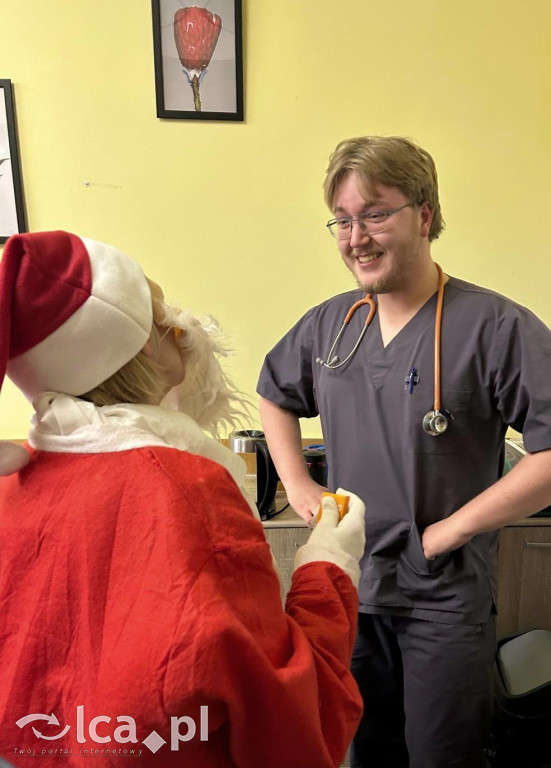 Świąteczny teatr i paczki dla dzieci w szpitalu