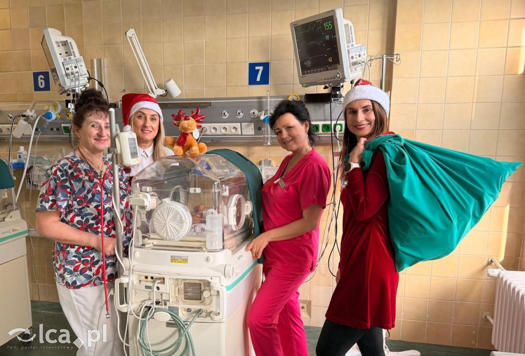 Świąteczny teatr i paczki dla dzieci w szpitalu