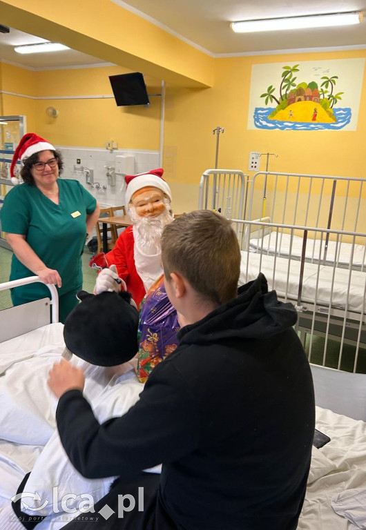 Świąteczny teatr i paczki dla dzieci w szpitalu