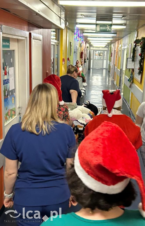 Świąteczny teatr i paczki dla dzieci w szpitalu
