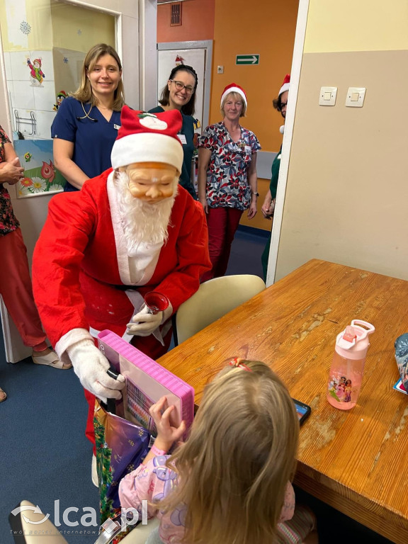 Świąteczny teatr i paczki dla dzieci w szpitalu