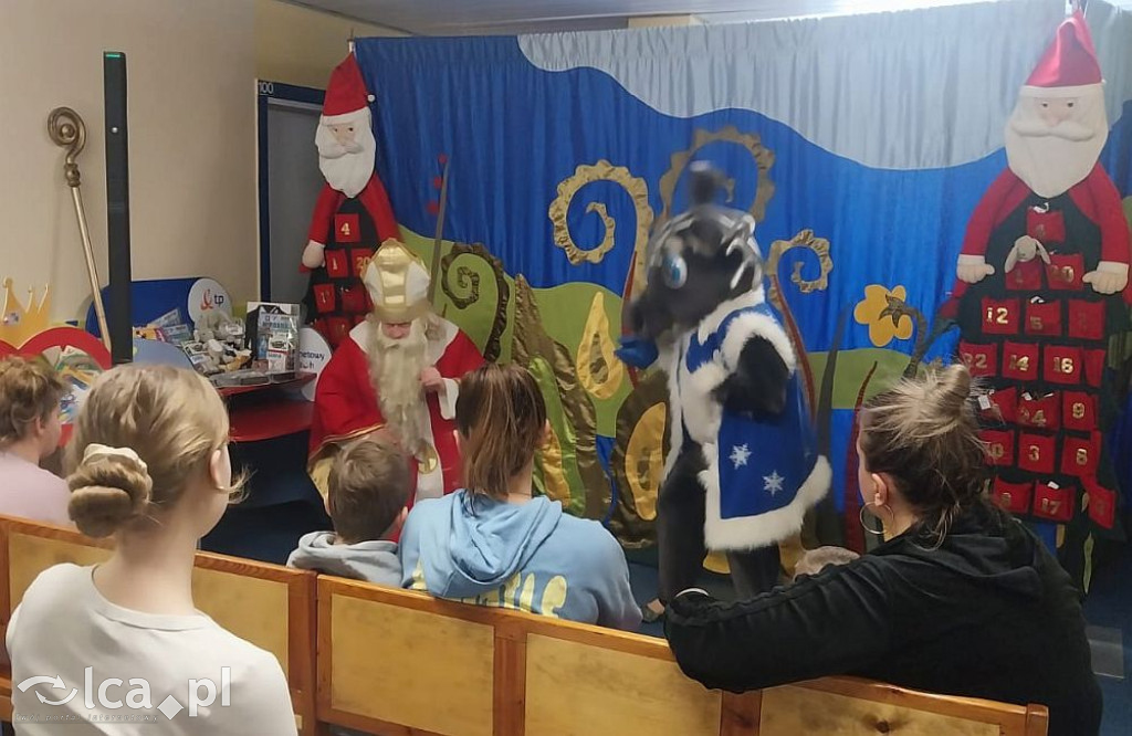 Świąteczny teatr i paczki dla dzieci w szpitalu