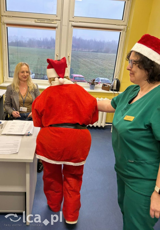 Świąteczny teatr i paczki dla dzieci w szpitalu