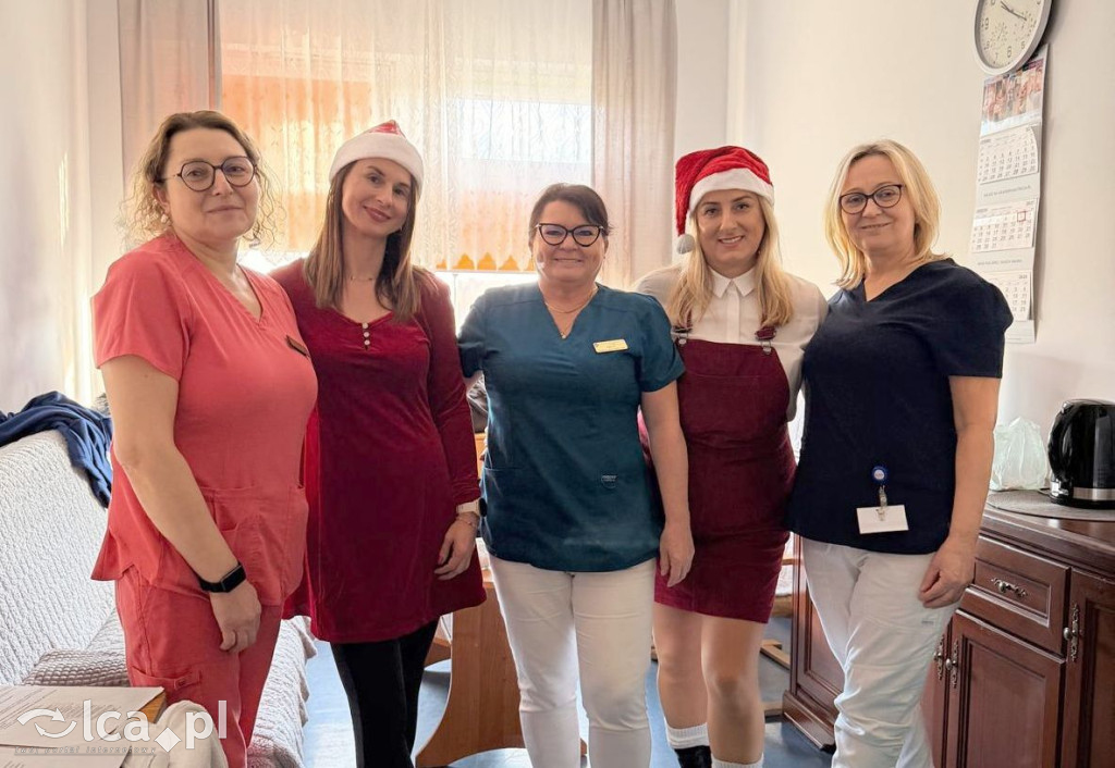 Świąteczny teatr i paczki dla dzieci w szpitalu