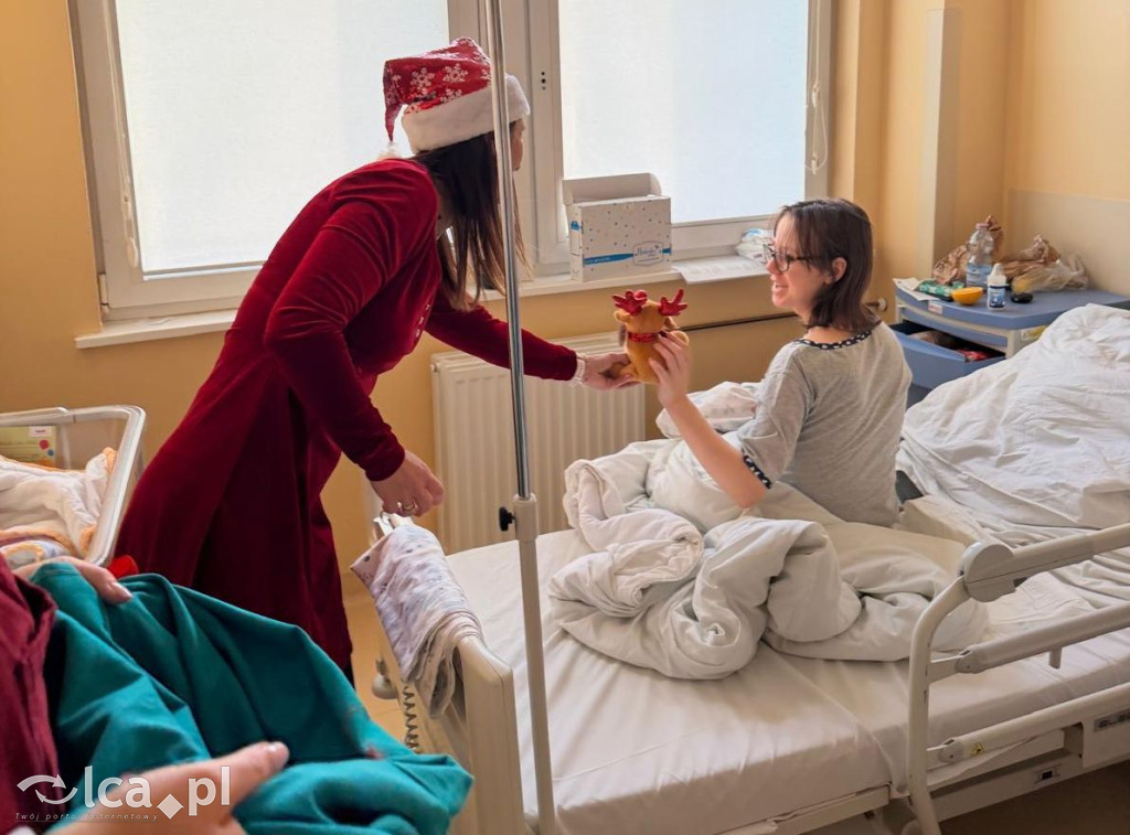 Świąteczny teatr i paczki dla dzieci w szpitalu