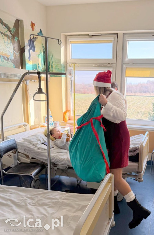 Świąteczny teatr i paczki dla dzieci w szpitalu