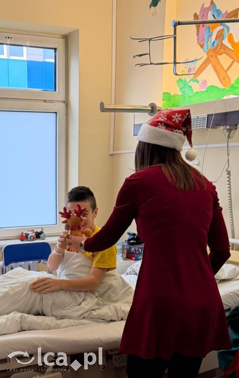 Świąteczny teatr i paczki dla dzieci w szpitalu