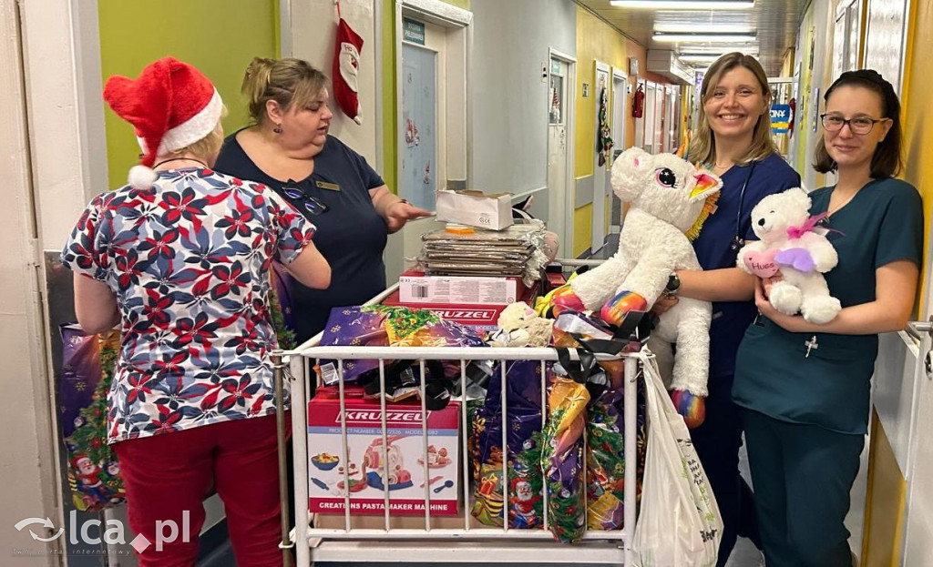 Świąteczny teatr i paczki dla dzieci w szpitalu
