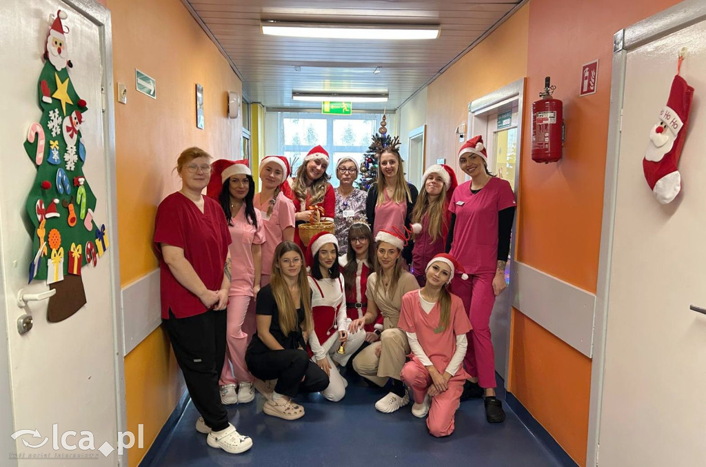 Świąteczny teatr i paczki dla dzieci w szpitalu