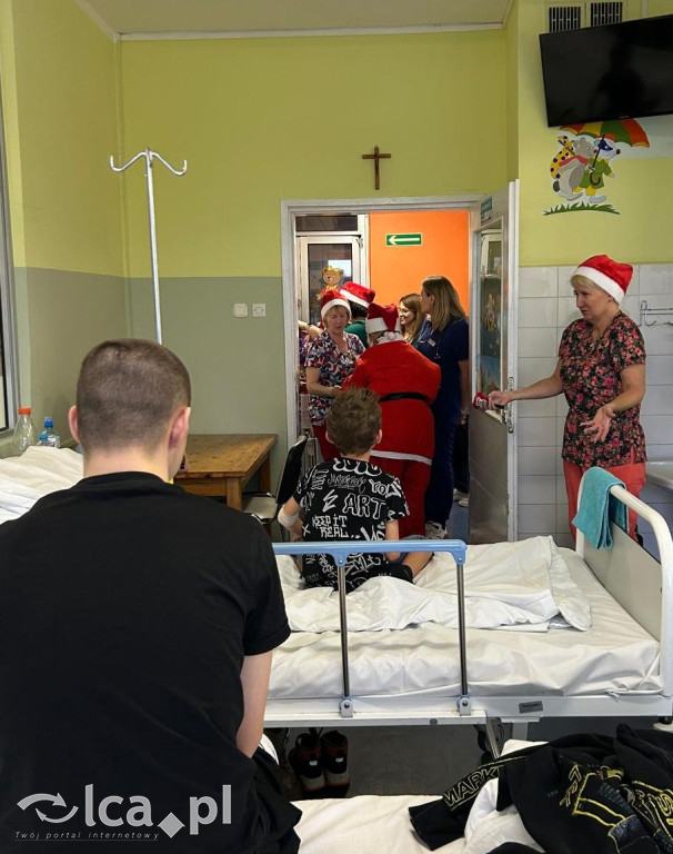 Świąteczny teatr i paczki dla dzieci w szpitalu