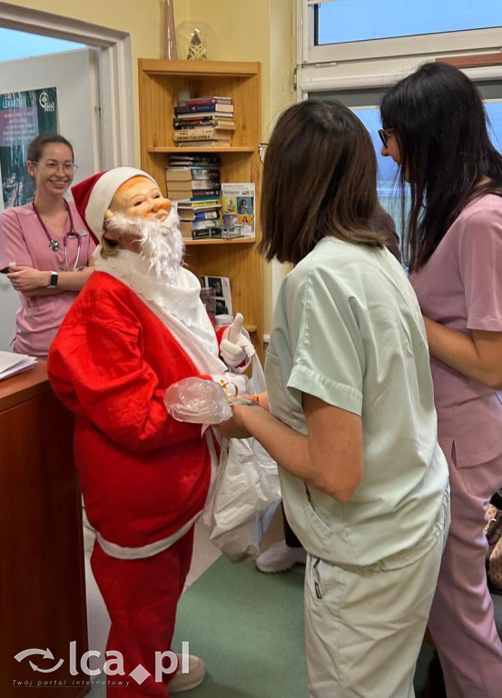 Świąteczny teatr i paczki dla dzieci w szpitalu
