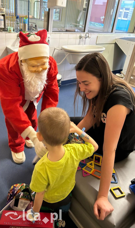 Świąteczny teatr i paczki dla dzieci w szpitalu