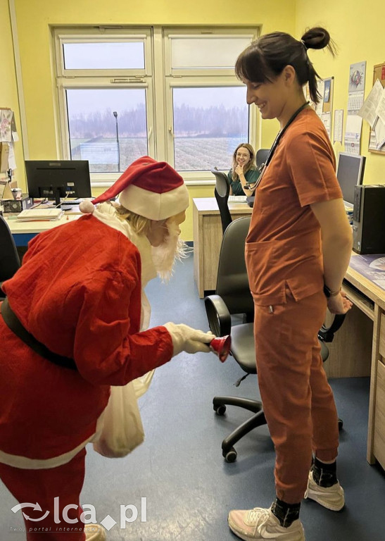 Świąteczny teatr i paczki dla dzieci w szpitalu