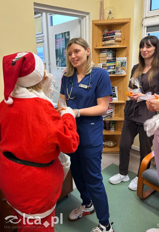 Świąteczny teatr i paczki dla dzieci w szpitalu