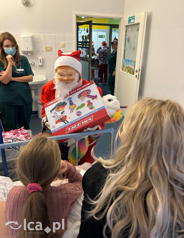 Świąteczny teatr i paczki dla dzieci w szpitalu