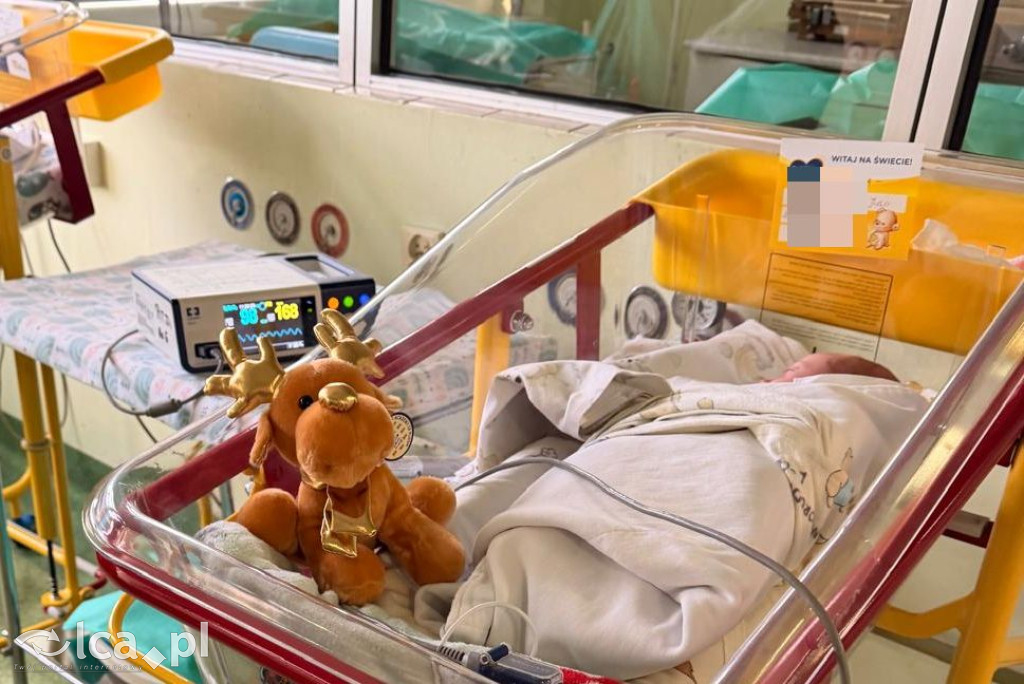Świąteczny teatr i paczki dla dzieci w szpitalu