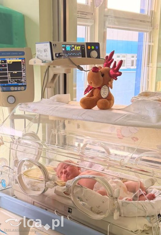 Świąteczny teatr i paczki dla dzieci w szpitalu