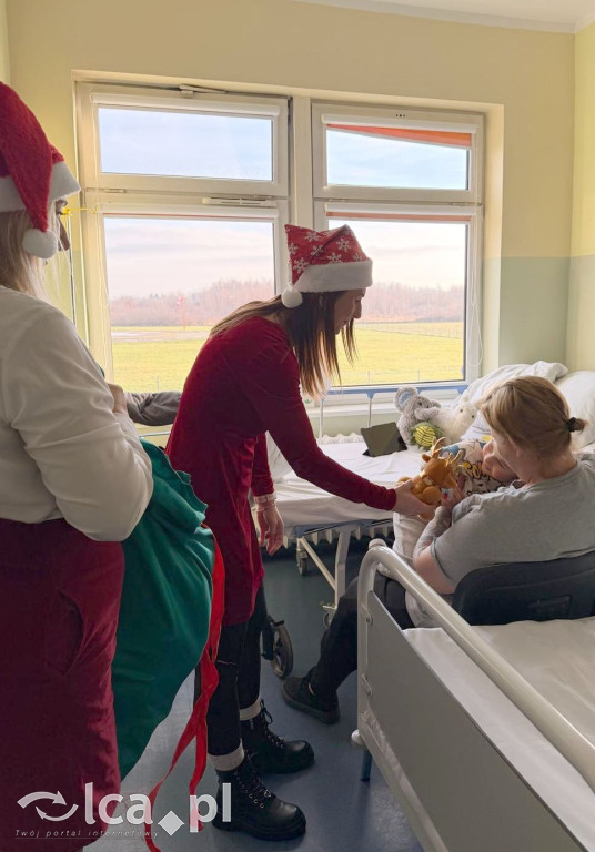 Świąteczny teatr i paczki dla dzieci w szpitalu