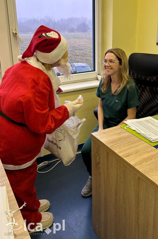 Świąteczny teatr i paczki dla dzieci w szpitalu
