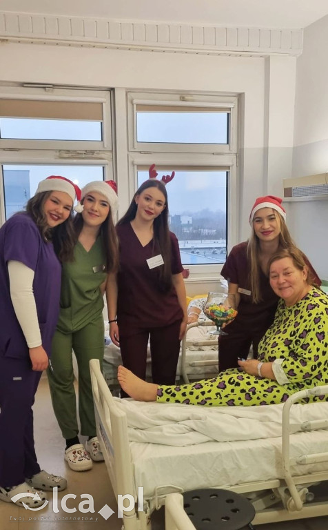 Świąteczny teatr i paczki dla dzieci w szpitalu