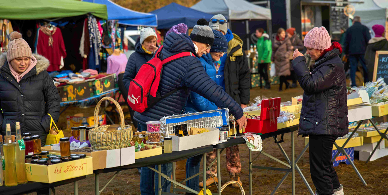 Tłumy na nowym targowisku w Bartoszowie