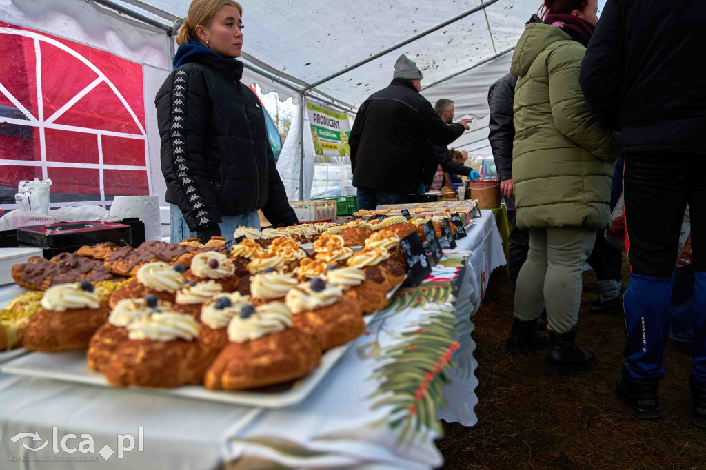 Tłumy na nowym targowisku w Bartoszowie