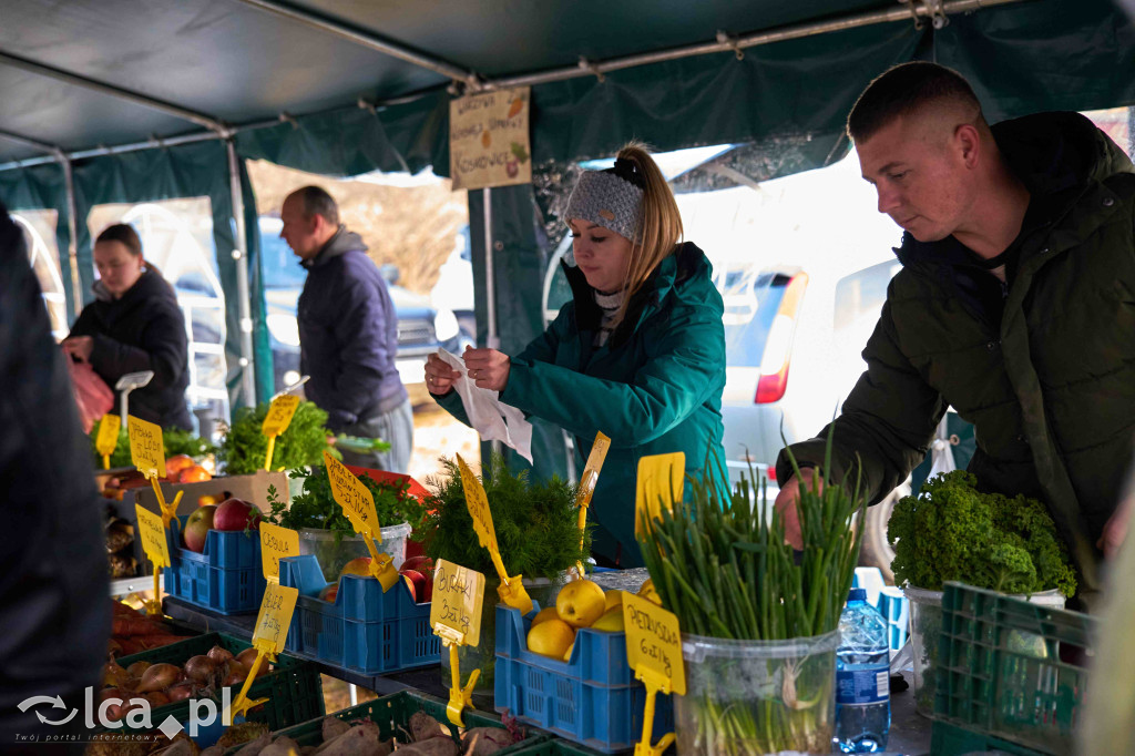 Tłumy na nowym targowisku w Bartoszowie