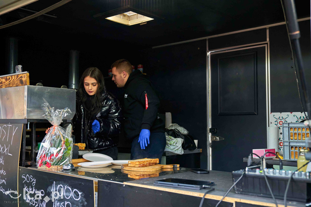 Tłumy na nowym targowisku w Bartoszowie