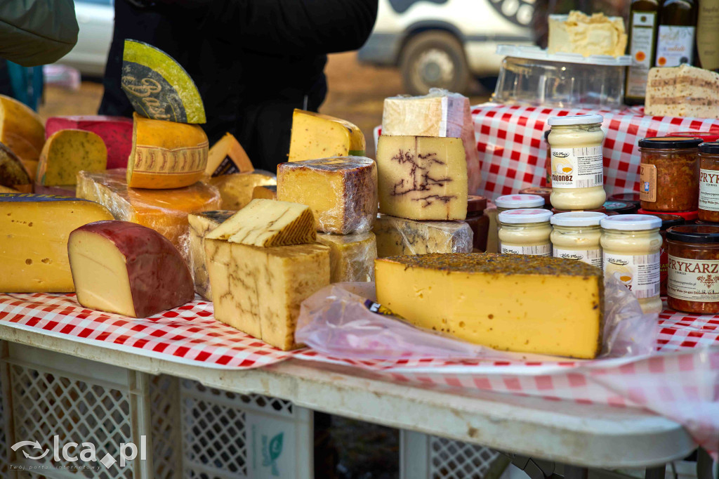 Tłumy na nowym targowisku w Bartoszowie