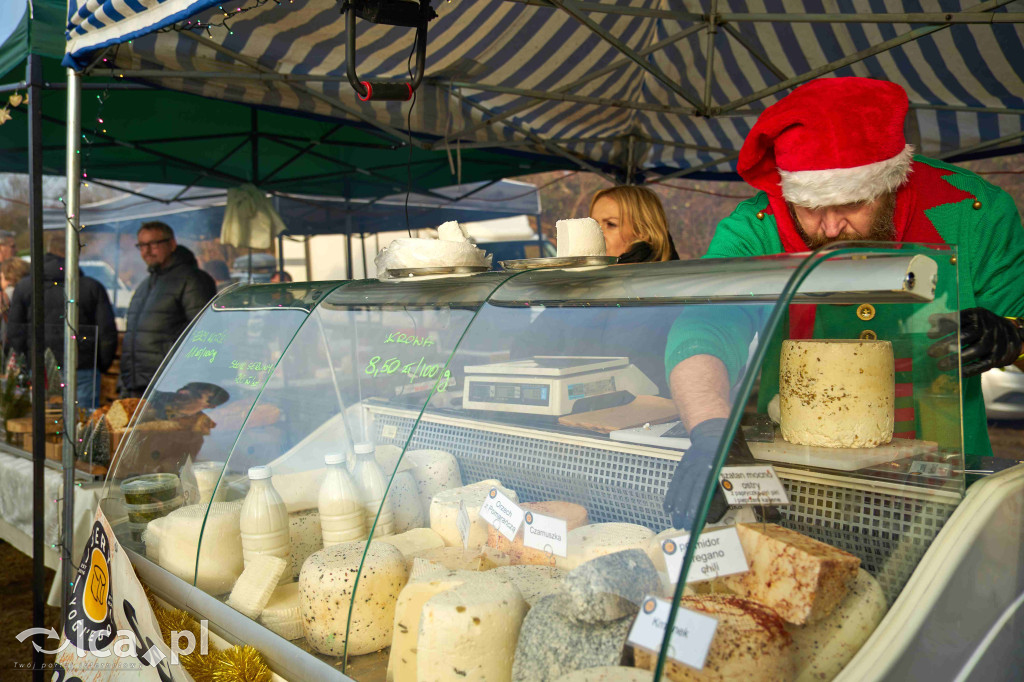 Tłumy na nowym targowisku w Bartoszowie