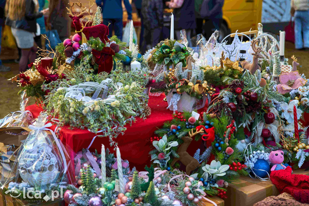 Tłumy na nowym targowisku w Bartoszowie
