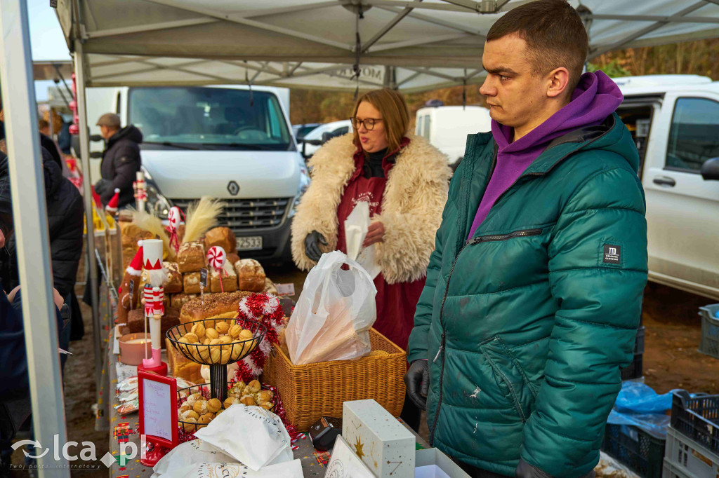 Tłumy na nowym targowisku w Bartoszowie