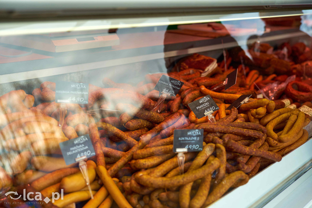 Tłumy na nowym targowisku w Bartoszowie