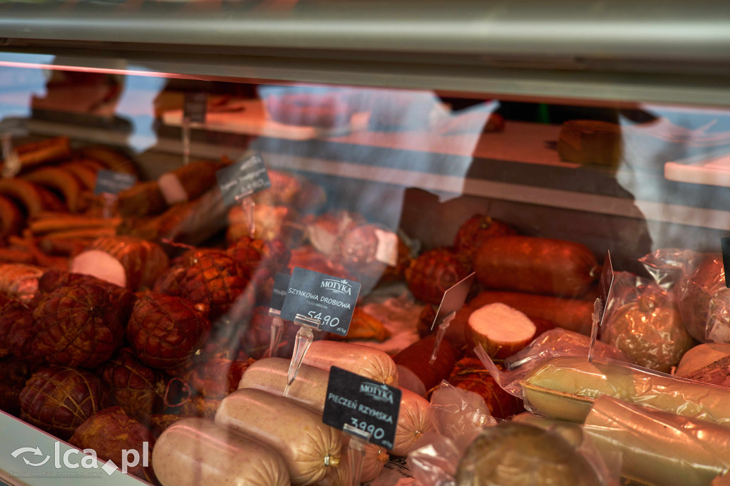 Tłumy na nowym targowisku w Bartoszowie