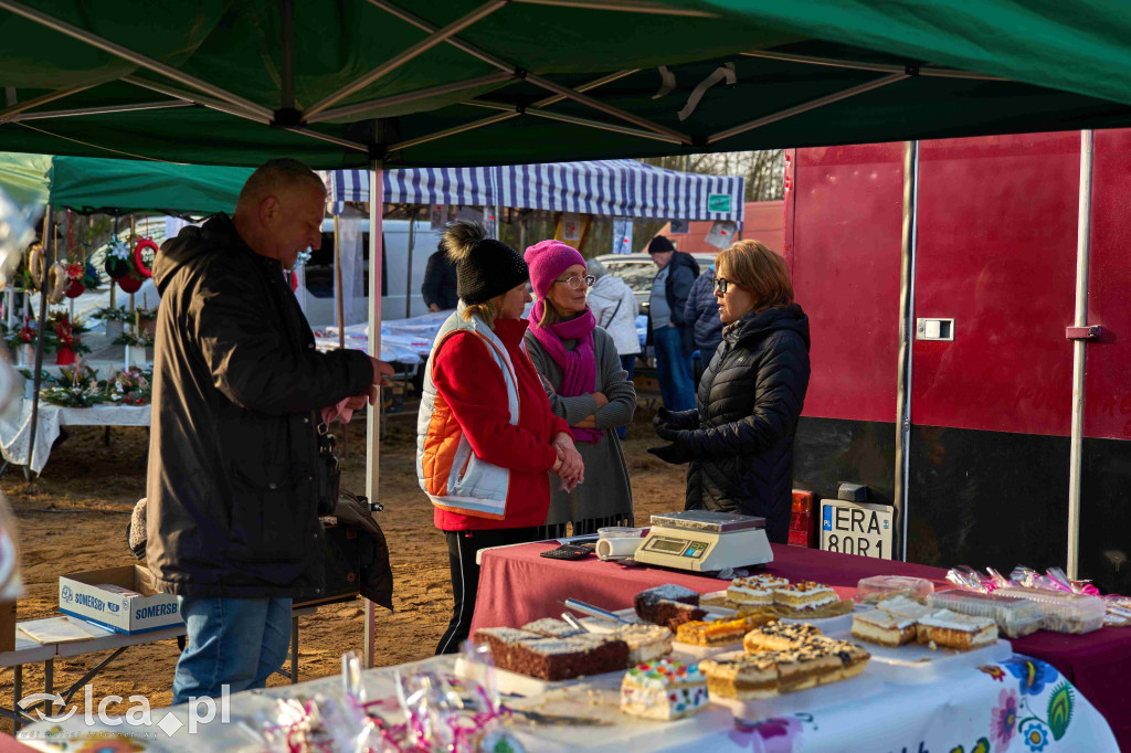 Tłumy na nowym targowisku w Bartoszowie