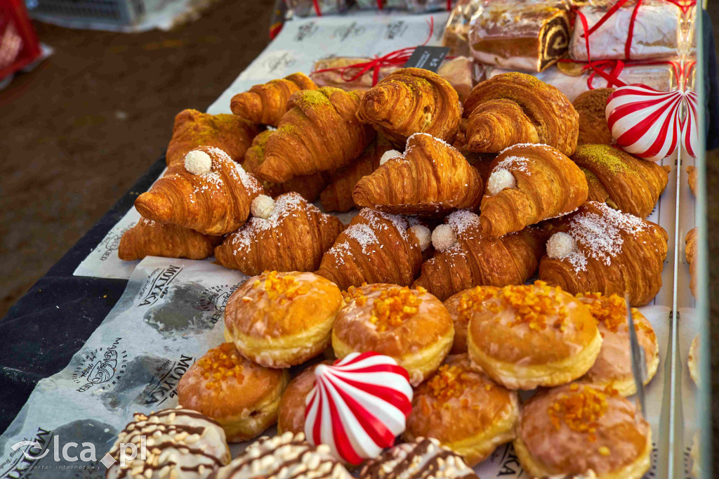 Tłumy na nowym targowisku w Bartoszowie