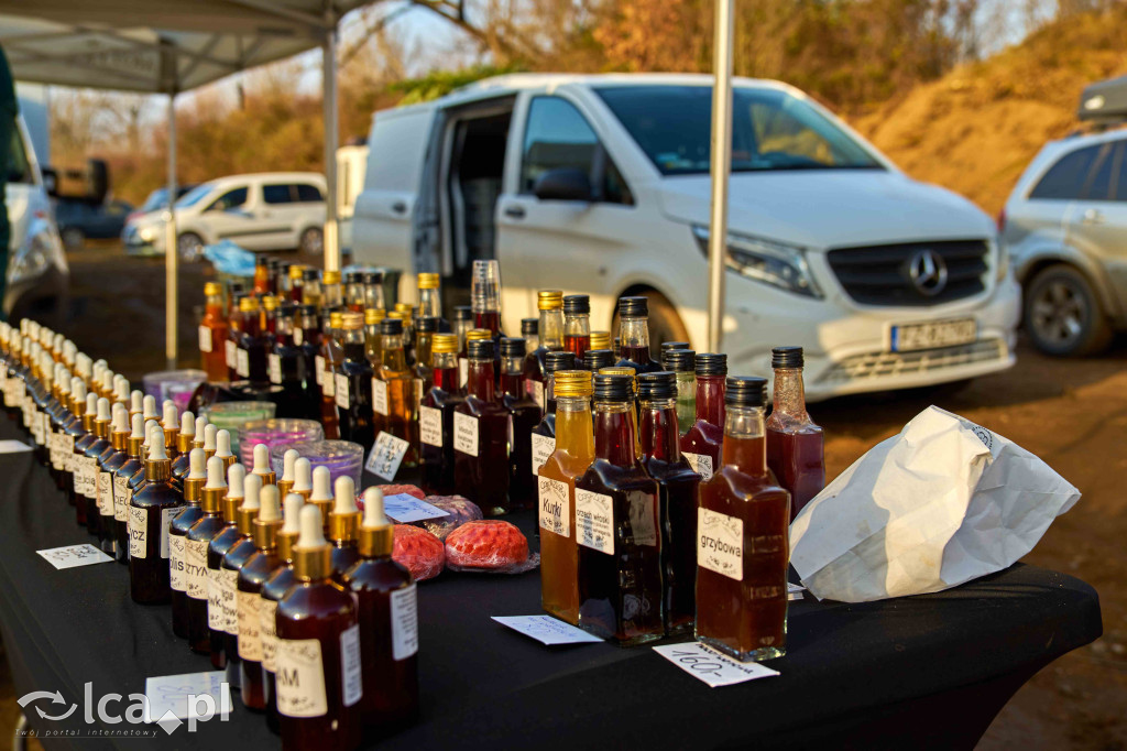 Tłumy na nowym targowisku w Bartoszowie