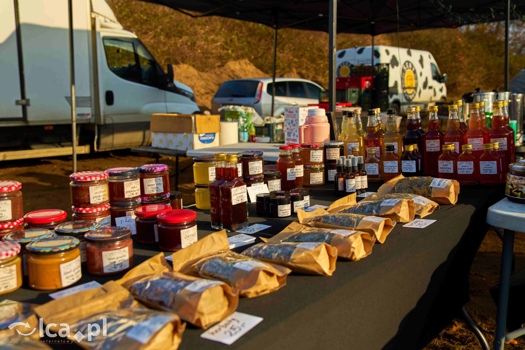 Tłumy na nowym targowisku w Bartoszowie