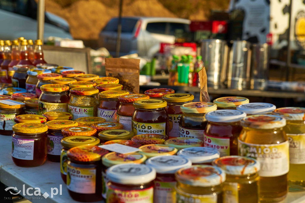 Tłumy na nowym targowisku w Bartoszowie