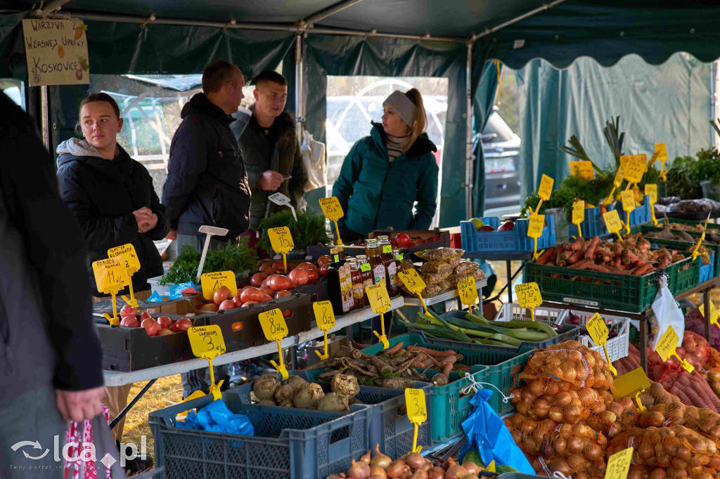 Tłumy na nowym targowisku w Bartoszowie