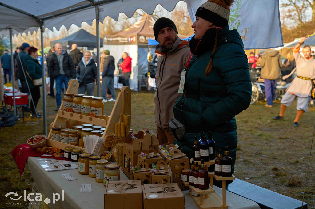 Tłumy na nowym targowisku w Bartoszowie