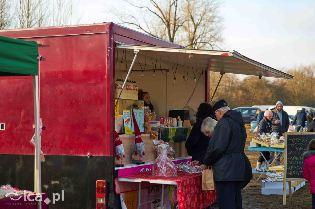 Tłumy na nowym targowisku w Bartoszowie
